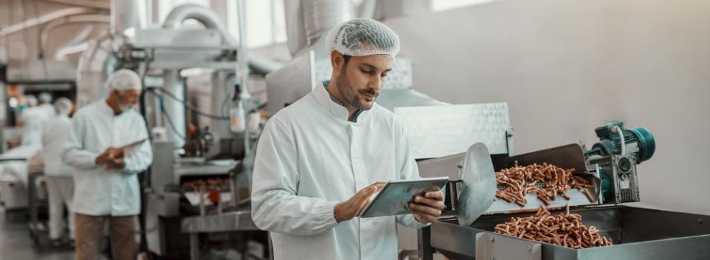 Restaurant employee using a food service management software