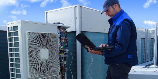 worker using a humidex software