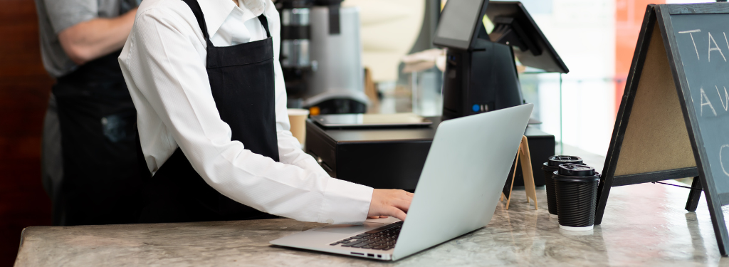 A restaurateur is using restaurant analytics software for manager their cafe.