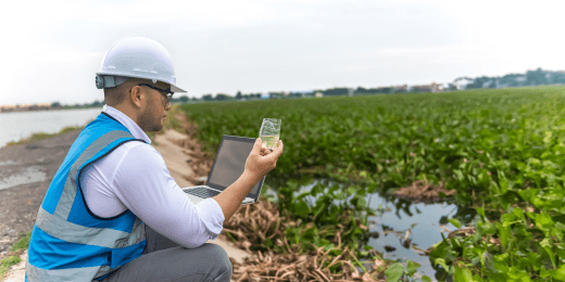 An officer using safety 4.0 technology