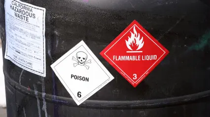 Gefahrsstoff-Abfallbehälter|Gefahrstoff-Etiketten auf einem Behälter|