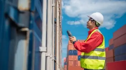 worker inspecting export shipping containers||Export Compliance Checklist