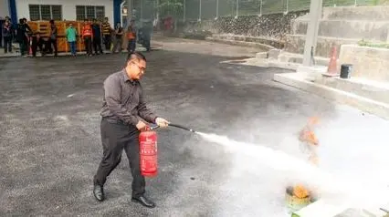 employé de bureau faisant un exercice d'évacuation |employé de bureau faisant un exercice d'évacuation incendie