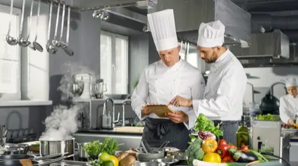 Chefs discussing in the kitchen and looking at a tablet|Chefs discussing in the kitchen and looking at a tablet||restaurant food safety checklist|Lista de verificación de restaurante