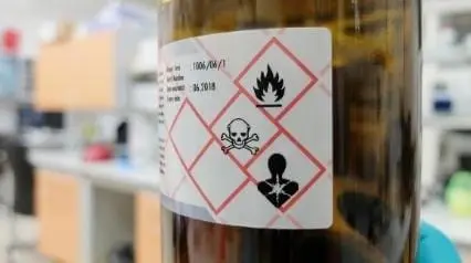 étiquette pyrophorique sur bouteille en verre