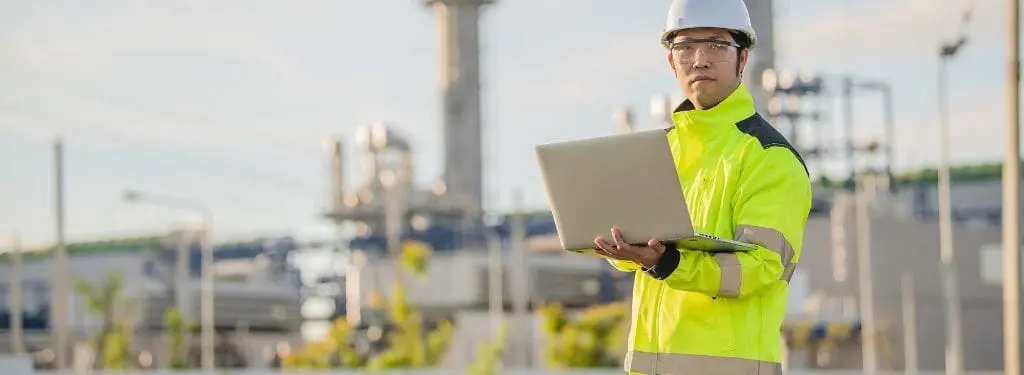 worker on field using an oil and gas software|P2 Energy Solutions|Quorum Energy Suite|FieldCap|EnergySys|Enertia|Petro.ai