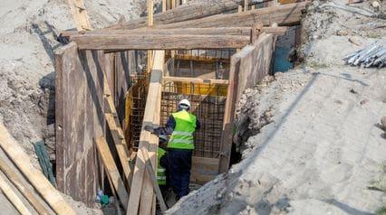 timber shoring while a construction worker is onsite