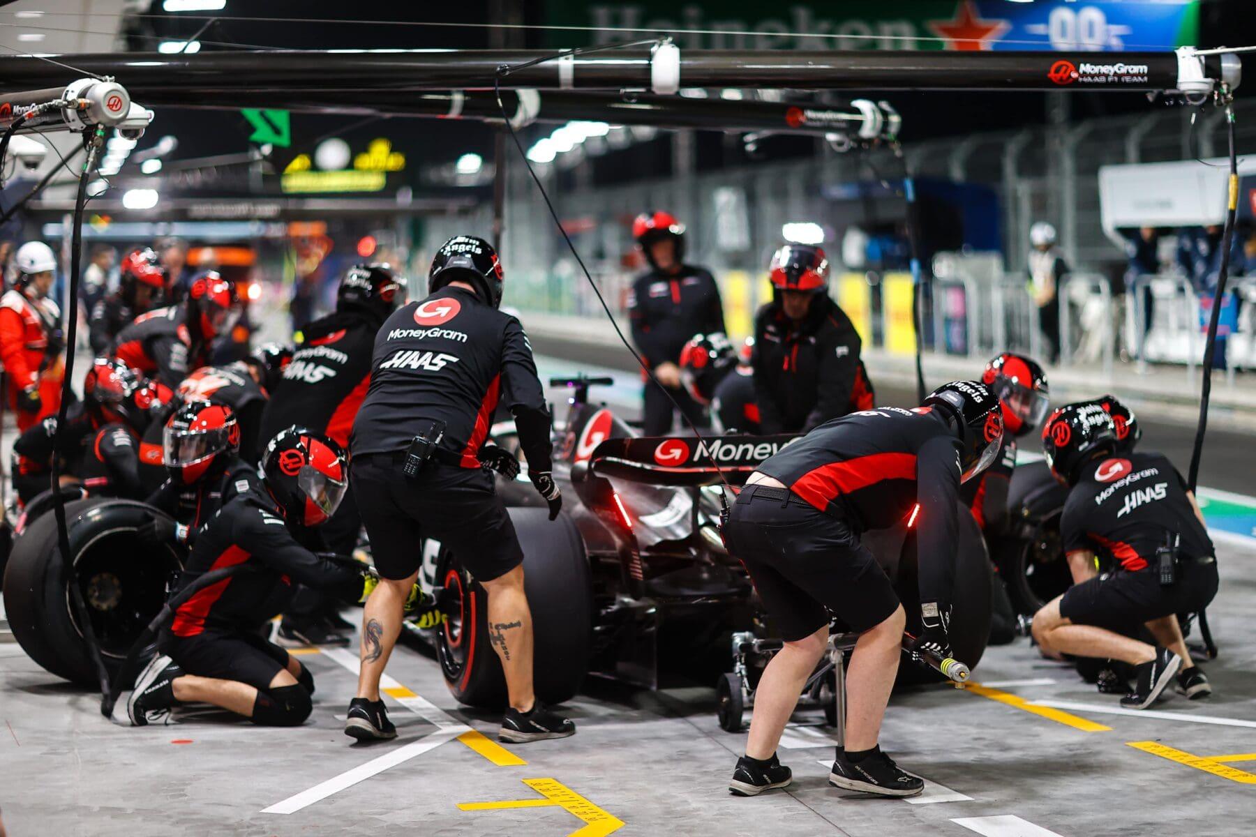 Haas pit crew