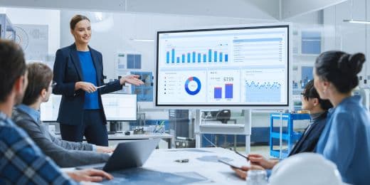 un grupo de ejecutivos de empresa reunidos sobre estrategias de eficiencia de recursos con ayuda de la analítica y los dispositivos móviles