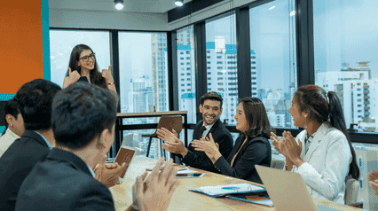 el equipo empresarial comparte las mejores prácticas con yokoten