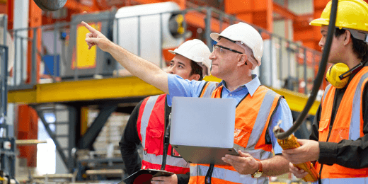 director de seguridad en la construcción utilizando una tableta en la obra