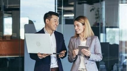 empleados que trabajan juntos