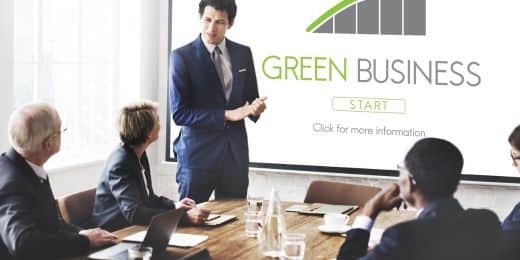 un groupe de chefs d'entreprise discutant des initiatives de leur organisation en matière de responsabilité sociale des entreprises