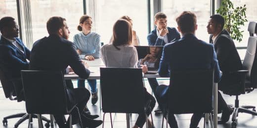 les employés de bureau travaillant ensemble dans le cadre de la gestion des bureaux