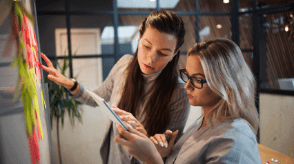 project managers checking tasks for their project execution plan template|free project execution plan template|sample project execution plan template|Plantilla del plan de ejecución de un proyecto