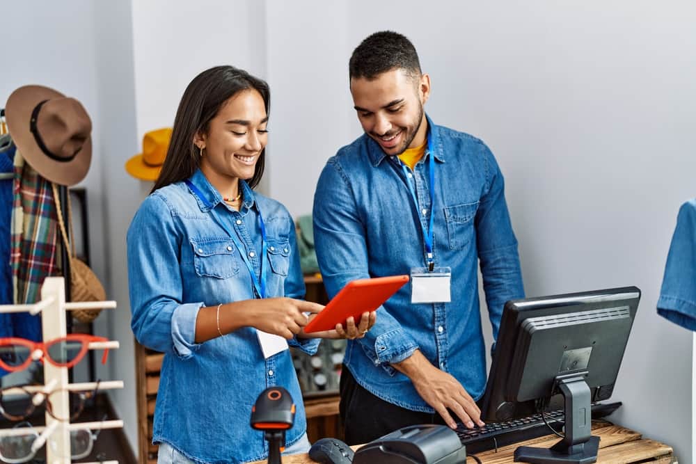 A manager using retail employee engagement software to motive their staff