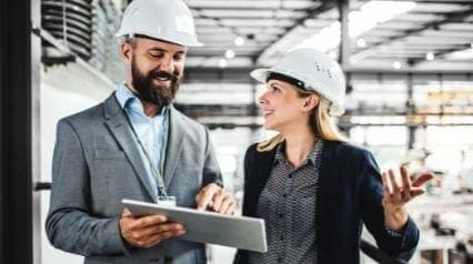 gerente de manufactura esbelta utilizando el mapa de flujo de valor