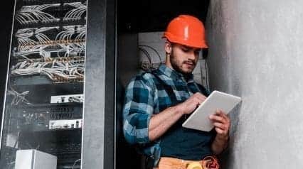 técnico que crea un informe de mantenimiento de averías