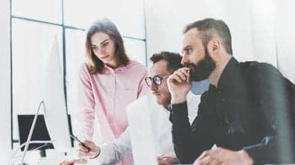 reunión de trabajo para planificar las estrategias de gestión de riesgos