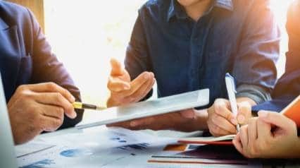 Auditores que realizan auditorías con una tableta