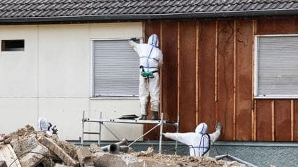 2 licensed professionals performing asbestos removal
