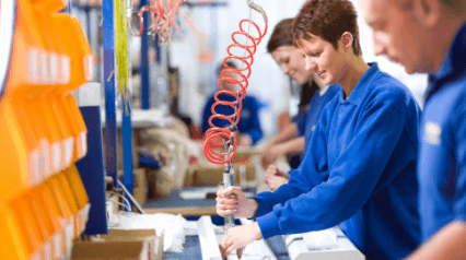 Trabajadores en una línea de producción manufacturera