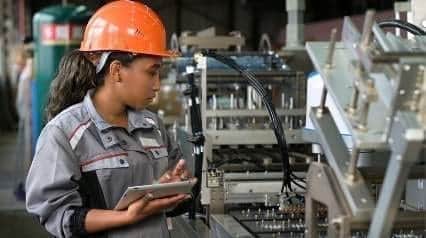 trabajador de producción que utiliza SMED Lean para el proceso de fabricación