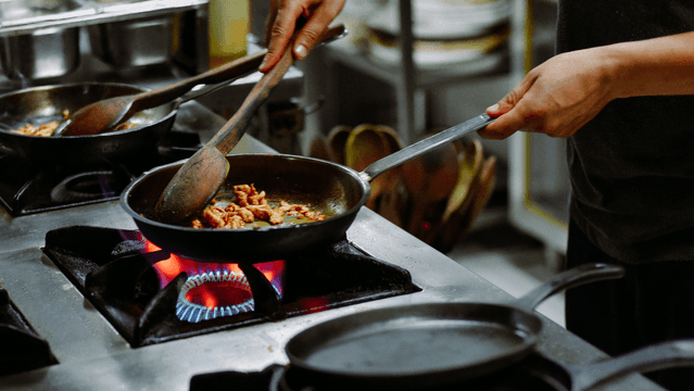 Cook reheating food following a food reheating checklist