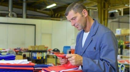 inspecteur du contrôle de la qualité effectuant une liste de contrôle de la qualité d'un vêtement|agent du contrôle de la qualité d'un vêtement vérifiant un produit|liste de contrôle de la qualité d'un vêtement|liste de contrôle de la qualité d'un vêtement