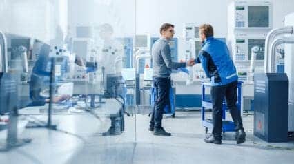 Menschen, die über ihre Verwendung für ein MES-System diskutieren