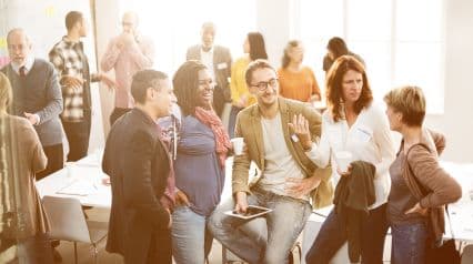 los empleados de la empresa celebran una reunión de gestión empresarial