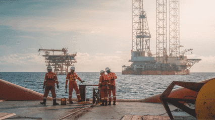 marinos que cumplen con la stcw trabajando en cubierta