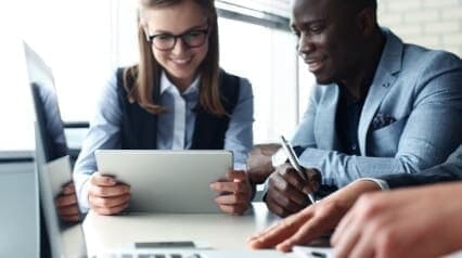 les employés utilisant la technologie pour leur système de gestion des actifs
