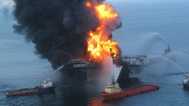 deepwater-horizon-crew-battling-fire