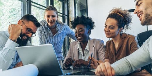 un groupe de développeurs et de propriétaires de produits discutant d'idées d'innovation ouverte lors d'une réunion