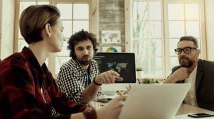 leadership team creating a contingency plan while using a contingency plan template on laptop|Contingency Plan Template Sample Report|Plantilla de plan de contingencia empresarial