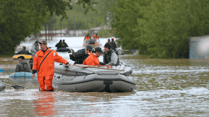 |||ouvrier effectuant une évaluation des risques d'inondation sur le site
