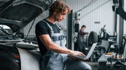 El personal de un servicio de automóviles que realiza el mantenimiento periódico