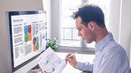 el hombre escaneando una presentación de un proceso de negocio