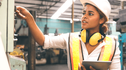 mantenimiento correctivo realizado por el ingeniero de mantenimiento en la tableta