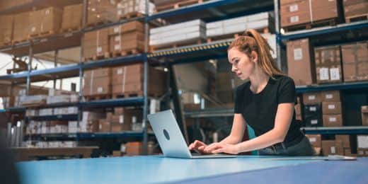 trabajador que utiliza una plataforma de gestión de la distribución