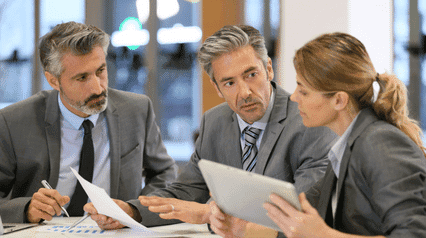 equipo de auditoría que evalúa los documentos para la iso 19011