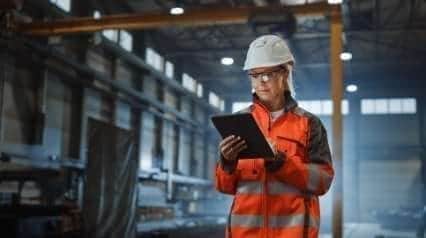 trabajador que utiliza el formulario de notificación de cuasi accidentes