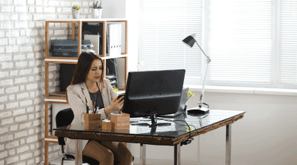 Employee using a working from home checklist|work from home employee using mobile device for working from home checklist|Evaluación de riesgos en el trabajo desde casa|Common Working From Home Risks