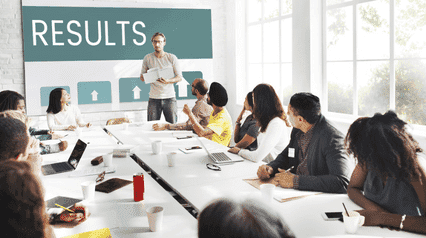 el equipo de la empresa discute cómo aplicar la planificación hoshin