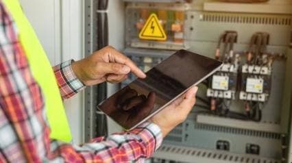 técnico de mantenimiento eléctrico que utiliza iAuditor