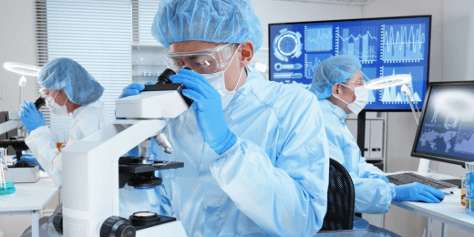 Un científico practicando la seguridad en el laboratorio