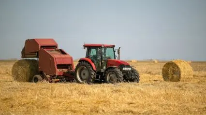 farmer using a baler safely|sécurité des presses|Liste de contrôle de la vérification des presses