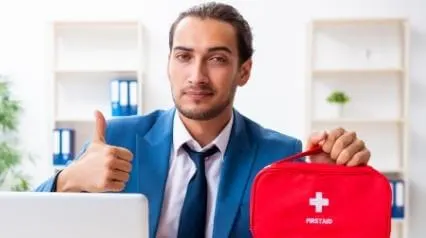 hombre de negocios utilizando la lista de verificación de preparación para desastres y con el kit de preparación para desastres|kit de preparación para catástrofes 10 artículos para la supervivencia y más|disaster preparedness checklist for earthquake|disaster preparedness checklist for typhoon|disaster preparedness checklist for flood|disaster preparedness checklist for tsunami|disaster preparedness checklist for volcanic eruptions|Lista de comprobación del kit de preparación para catástrofes|Disaster Supply Kit