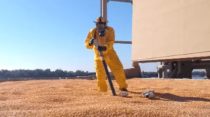 fumigateur effectuant une procédure de fumigation dans un navire|fumigateur effectuant une procédure de fumigation de la cargaison sur un navire|Modèle de procédure de traitement par fumigation|Fumigation Procedure Template